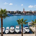 Peninsula Magical View By Belmont Realty Apartman