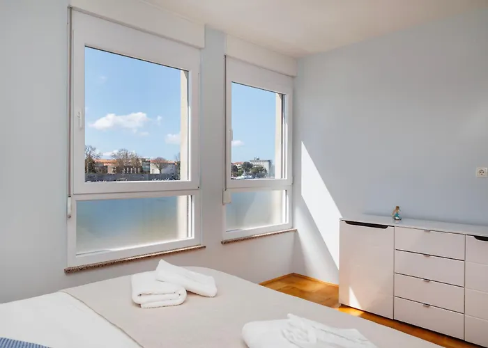 Apartment Peninsula Magical View By Belmont Realty